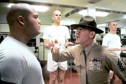 Der Sergeant macht einen Rekruten fertig